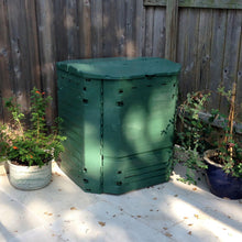 FastFurnishings Heavy Duty Plastic 32-Cubic ft. Home Compost Bin Compooster